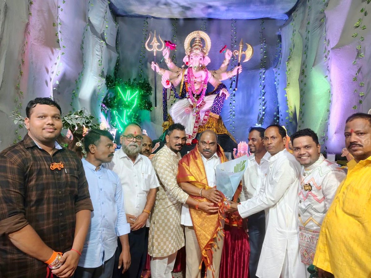 advanilparab's tweet photo. मुंबईतील विविध ठिकाणी घरगुती तसेच सार्वजनिक गणेशोत्सव मंडळांना भेट देऊन श्री गणरायाचे मनोभावे दर्शन घेतले व आशीर्वाद प्राप्त केले.

गणपती बाप्पा मोरया!

#GanpatiBappaMorya #GaneshDarshan #GanpatiFestival #GaneshChaturthi #AnilParab https://t.co/2EMwfeI3i9