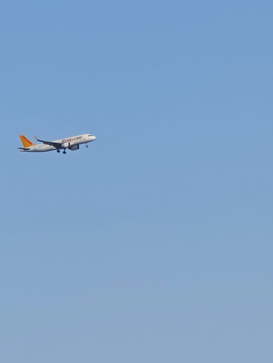 baran41x49's tweet photo. Mavi gökyüzünde yine bir @ucurbenipegasus yakalandı! ✈️ Ne tarafa gidiyor acaba, beni de yanına alabilir miydi? 😅📸 https://t.co/wIZvjmZ7Zb