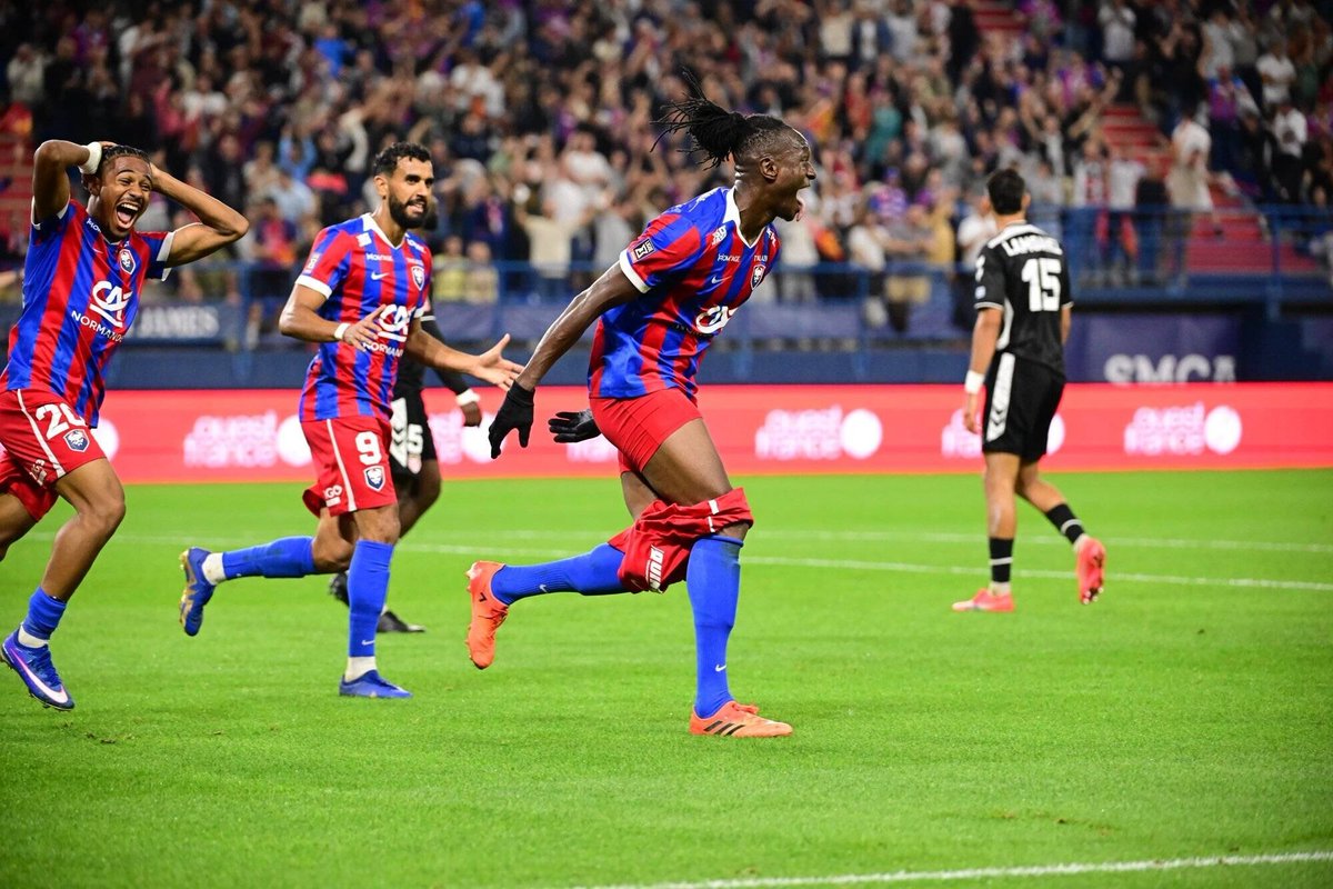 lequipe's tweet photo. « Shorts en baisse » au Stade Malherbe ➡️ https://t.co/MulyhNaipU
Gnanduillet baisse son short pour célébrer son doublé, Caen met une promo sur tous les shorts de la boutique https://t.co/MBXRi1GgE3