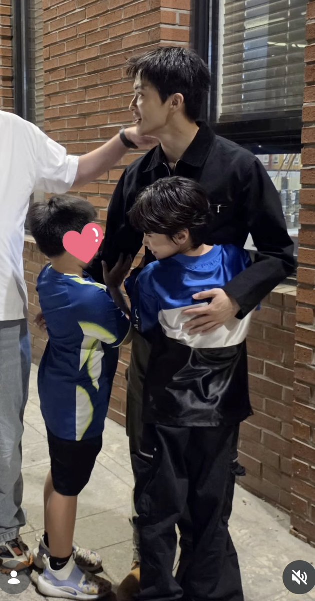 ohmymark826's tweet photo. 마크랑 한번이라도 스치면 다 마크좋아함 
순수한 아가들이 제일 잘 알지 착하고 멋진형아인거 https://t.co/csHNES4ZHD
