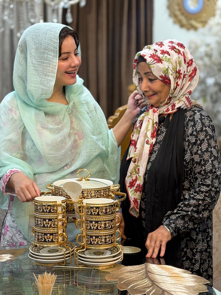 Rabipirzada's tweet photo. اپنی شاپنگ  کی خوشی سے بڑھ کر، امی کو اپنی پ��ند کی چیزیں دکھانے کی خوشی ہے۔ 
امی خوش تو دل خوش۔ 

#AmiKiKhushi #MothersLove #Ammi #MotherLove #FamilyLove #MyMother #Blessed #MomAndDaughter #LoveYouAmmi https://t.co/YB7ymDHIN5