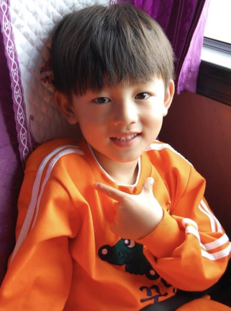 eomhansh's tweet photo. 꿈내리 엄성현 어린이 브-이✌️ 색깔별로 모아봄 https://t.co/uzIOU1XsqV