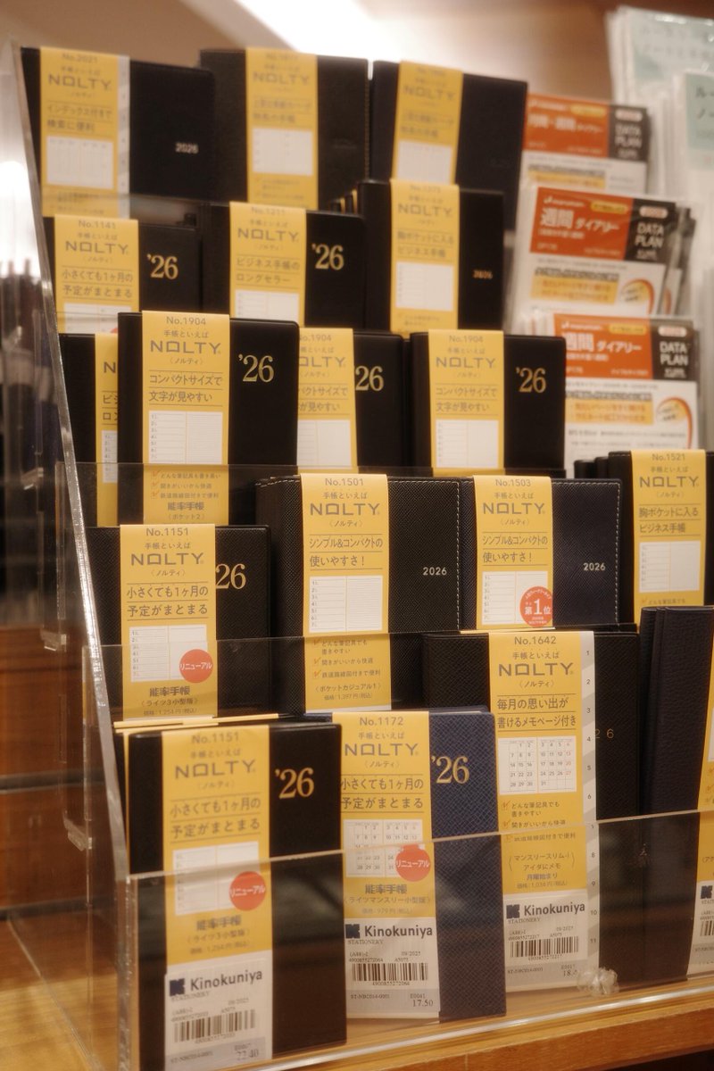 IsabellaHopeld's tweet photo. Fresh stationeries, new planners, and a fresh start 
Nothing beats the feeling of picking out a new diary https://t.co/RDBURVocRi