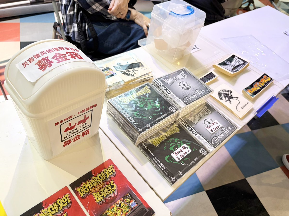 mad_pachislot's tweet photo. 🆕 ご報告 🆕

マッパチの物販コーナーで販売させていただいたMONKEY PIRATESのアルバ「Gorilla」と「Kong:ER」のチャリティー販売。

───────────────
アルバム計12枚が完売＝12,000円
募金箱への直接の募金＝10,996円
───────────────
合計＝22,996円
───────────────

CD完売。さらにはCDの売上に相当するほどの募金もいただき心から感謝します。

ガル憎を通じ、ガル憎が副代表を務める「SAVE THE HIROSHIMA」に「#STH支援金」として寄付させていただきます。

皆さんのお心遣い、大切なCDとステッカーをチャリティーに回してくださったMONKEY PIRATESさん、ありがとうございました!!

#MONKEYPIRATES #モンキーパイレーツ