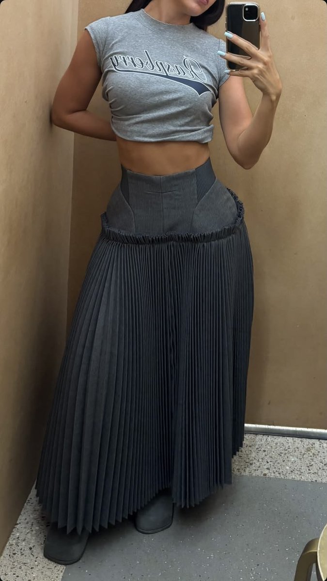 s0nofzion's tweet photo. The pleated hips and corseted waist on this skirt https://t.co/ykAe6MT8VK