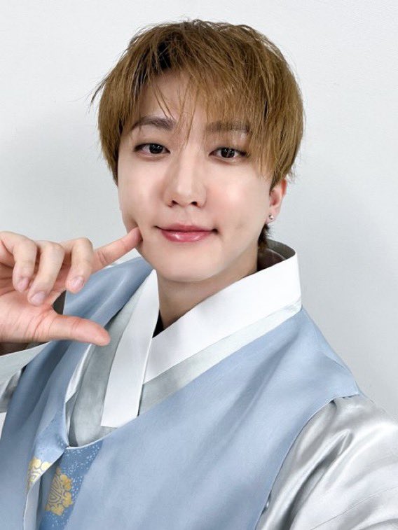 hynybnny's tweet photo. hyunibini hanbok selfies~ 
happy chuseok! (๑'ᴗ'๑)⸝* https://t.co/rFZsdAzXPu