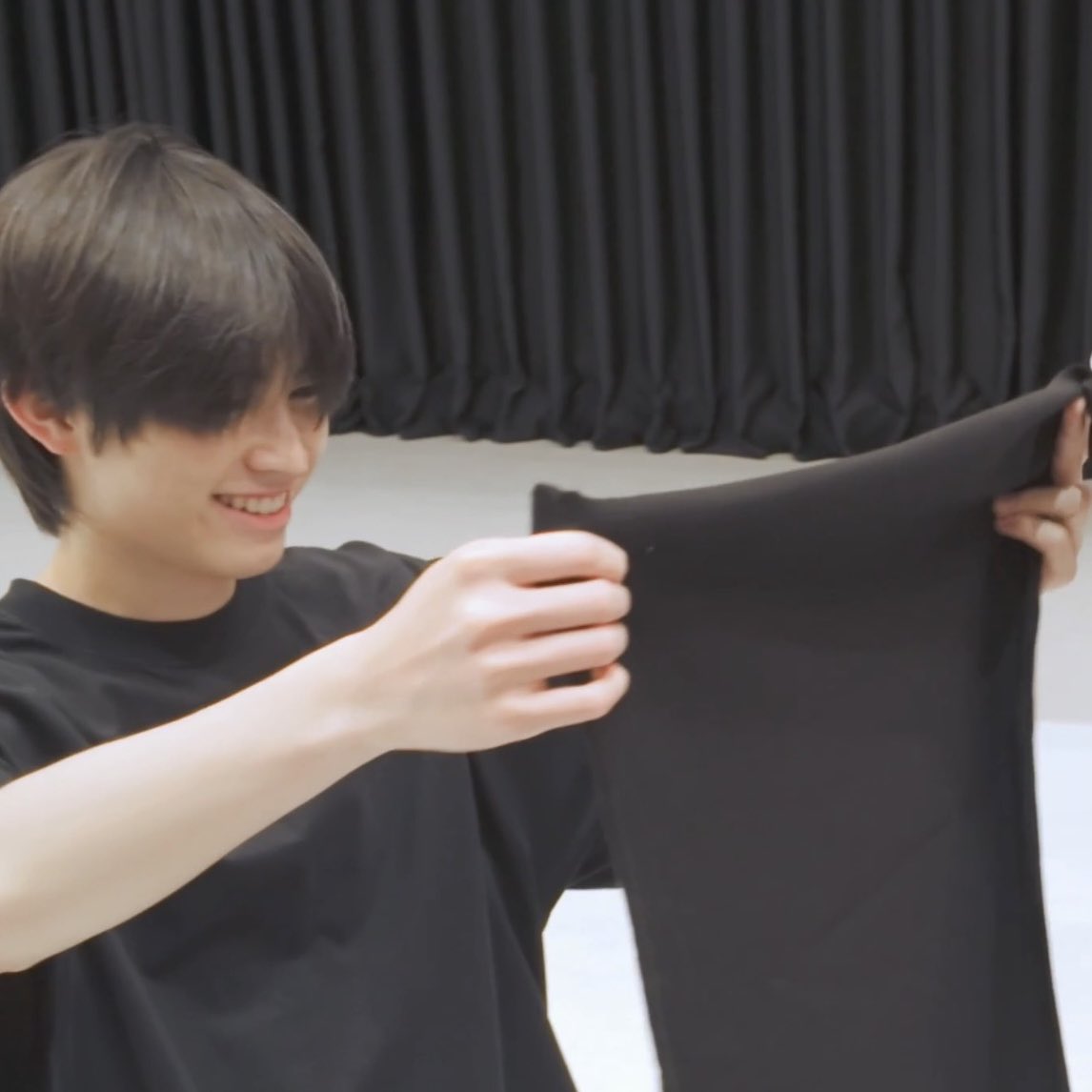 k151020n_'s tweet photo. เสื้อไรวะ ตัวละสามพัน แต่พอเห็นหน้าคนออกแบบ อ๋อ เคร ไม่แพง https://t.co/frdOLO9985
