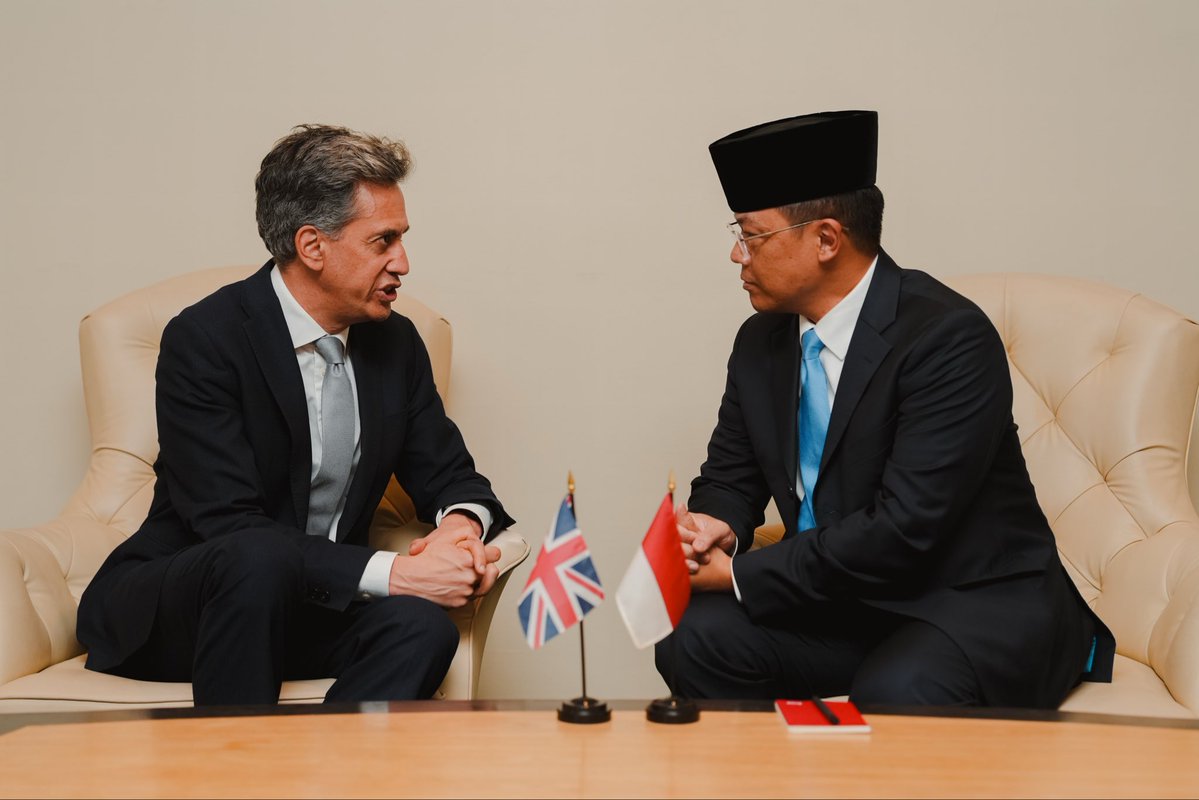 UKinIndonesia's tweet photo. UK Foreign Secretary @Ed_Miliband met Indonesia’s Foreign Minister Sugiono on the margins of the 81st UN General Assembly.

They discussed how the UK-Indonesia Strategic Partnership can deliver benefits for people in both countries, as well as strengthening maritime security and reaffirming a shared commitment to peace in the Middle East.