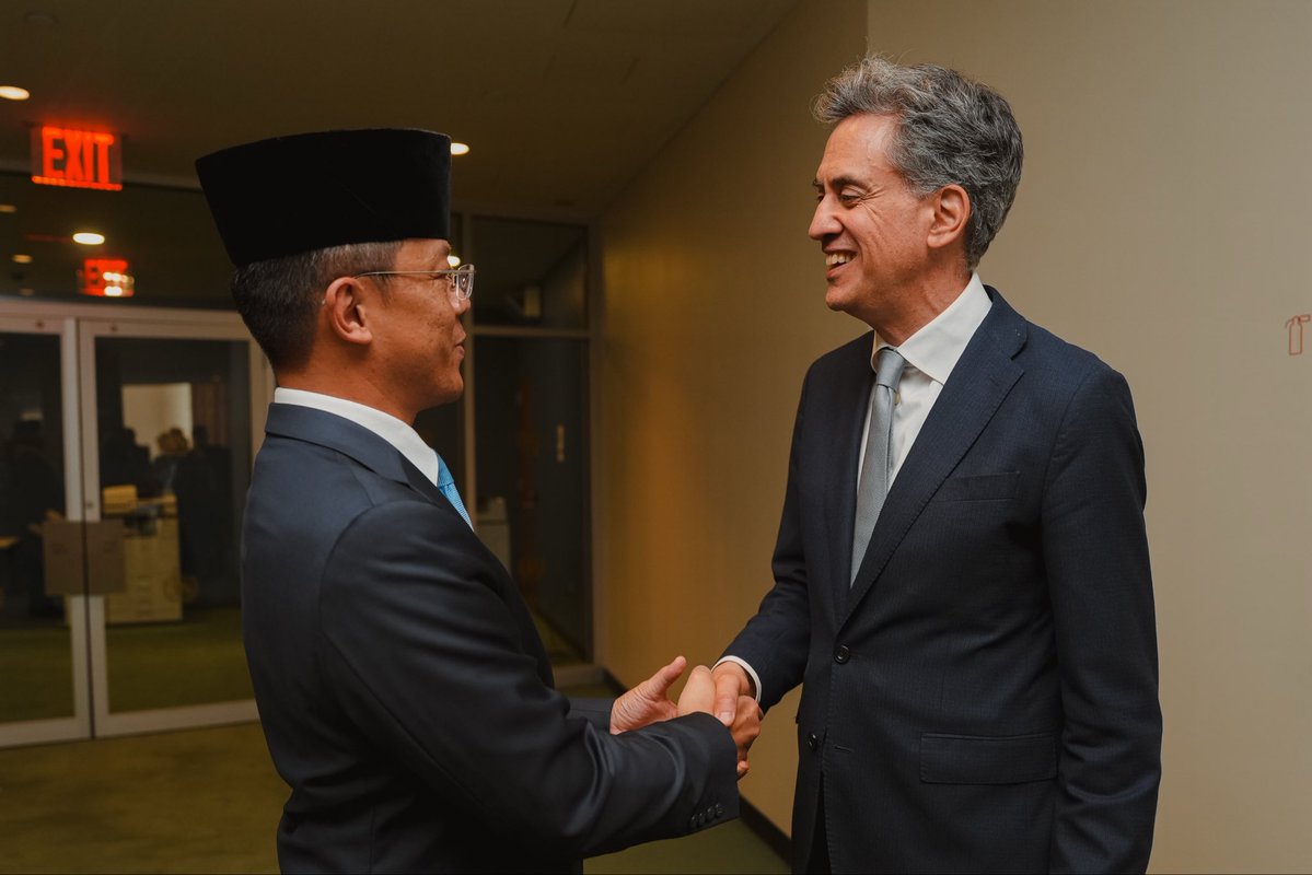 UKinIndonesia's tweet photo. UK Foreign Secretary @Ed_Miliband met Indonesia’s Foreign Minister Sugiono on the margins of the 81st UN General Assembly.

They discussed how the UK-Indonesia Strategic Partnership can deliver benefits for people in both countries, as well as strengthening maritime security and reaffirming a shared commitment to peace in the Middle East.