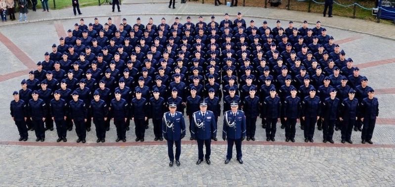 Policja_KSP's tweet photo. 👮🏻‍♂️👮 184 nowych policjantów rozpoczęło służbę w Komendzie Stołecznej Policji.

Dziedziniec Pałacu Mostowskich gościł dzisiaj młodych funkcjonariuszy, którzy w obecności kierownictwa stołecznego garnizonu Policji, kadry, bliskich oraz zaproszonych osób uroczyście wypowiedzieli słowa policyjnej roty. To jedno z największych tego typu wydarzeń w ostatnich latach.

Przed nowo przyjętymi policjantami kurs podstawowy, po którym trafią do Oddziału Prewencji Policji, komend rejonowych i powiatowych, wydziałów KSP oraz komisariatów specjalistycznych.

Powodzenia w służbie!