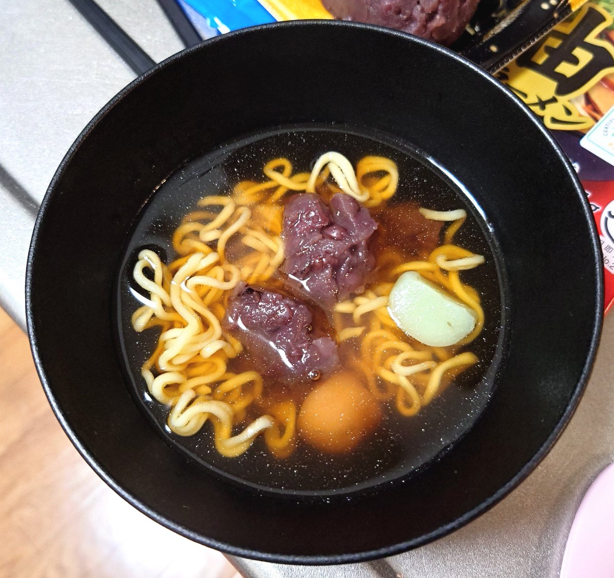 genkai_ikatako's tweet photo. おはぎらあめんへの道

①塩ラーメン
一番ダメかと思っていたものだったが案外いけた。
②醤油ラーメン
初手みたらしのような味がしたが、あんこの溶けたスープが少し生臭い。
③味噌ラーメン
不味くは無いがあんこの味があまりせずよく分からない。
④豚骨ラーメン
地獄。

次回：塩と味噌をせめる。 https://t.co/CEHOUmIdfU