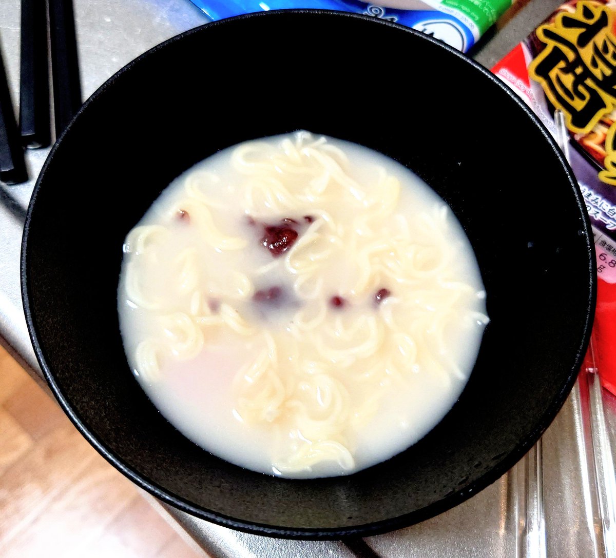 genkai_ikatako's tweet photo. おはぎらあめんへの道

①塩ラーメン
一番ダメかと思っていたものだったが案外いけた。
②醤油ラーメン
初手みたらしのような味がしたが、あんこの溶けたスープが少し生臭い。
③味噌ラーメン
不味くは無いがあんこの味があまりせずよく分からない。
④豚骨ラーメン
地獄。

次回：塩と味噌をせめる。 https://t.co/CEHOUmIdfU