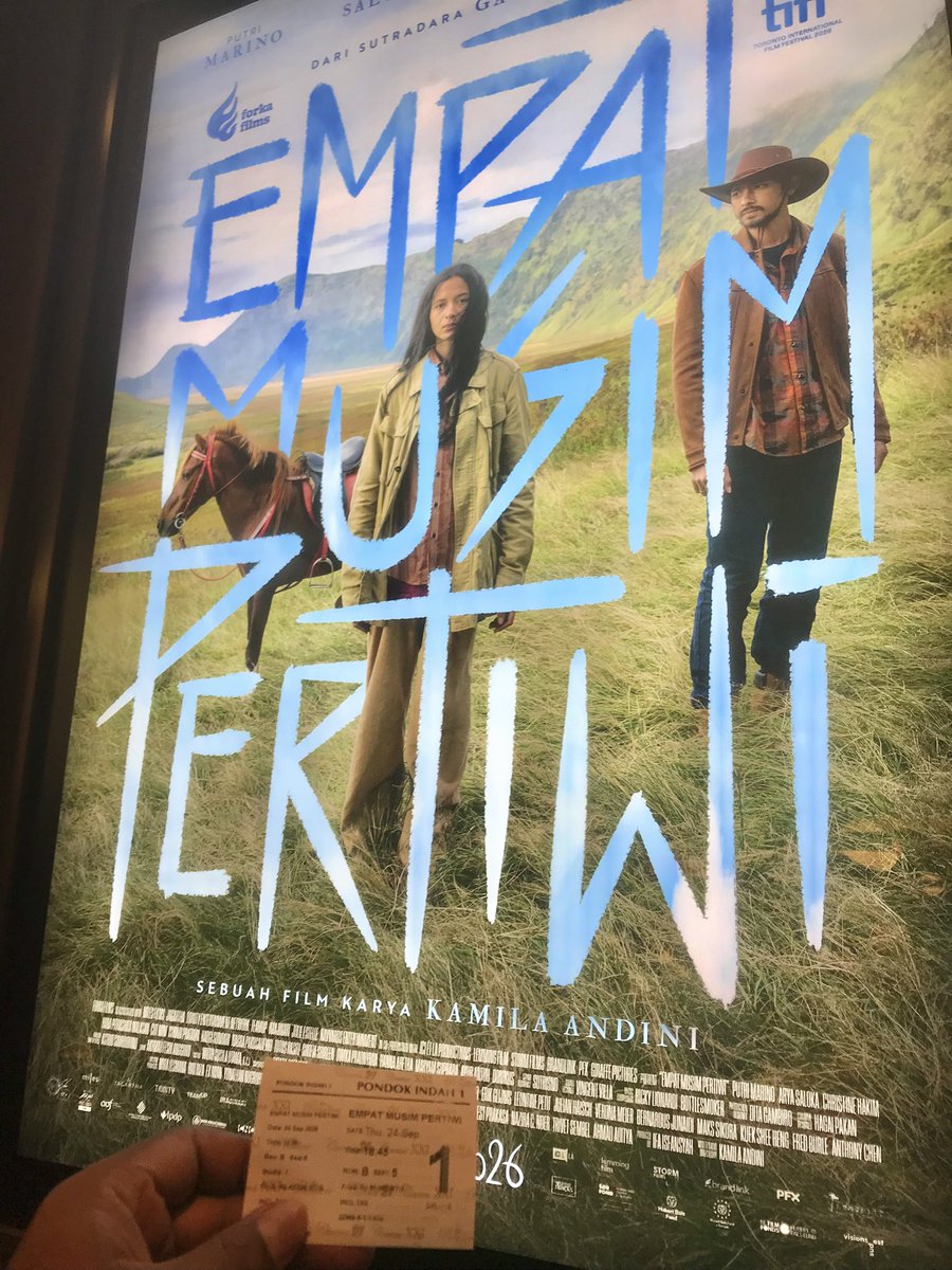 ichwanpersada's tweet photo. Semalam nonton Empat Musim Pertiwi.

Jujur sih gue masih jauh lebih suka Yuni yang terasa lebih jujur, gak tendensius.

Meski gue support film ini ke Oscar tapi ada 1 hal yang gue rasakan dalam beberapa tahun terakhir: film Indonesia berkualitas baik itu semakin sedikit jumlahnya.

Secara teknis sih semakin bagus karena ada duitnya ya [ngomongin teknis/production value dll itu artinya lo ngomongin bujet produksi].

Tahun ini mulai berasa penurunan minat penonton. Film Indonesia tertinggi jumlah penontonnya tahun ini gak nyampe 4 juta. Trus udah mau masuk Oktober baru 10 film beroleh di atas sejuta penonton.

Sejumlah film yang kita kira bakal mudah dapat sejuta penonton hanya dari 3-4 hari pertama tayang ternyata terseok-seok.

Masalahnya gak ada yang mau riset serius pergeseran selera penonton ini. Semua berlomba bikin film tapi masih dengan mindset yang disukai penonton 5-10 tahun lalu.

Kalo PH-PH besar gak mau gelontorin duit buat riset dan lebih berani ambil
risiko takutnya penonton semakin malas nonton film Indonesia di bioskop dan tunggu di Netflix aja.