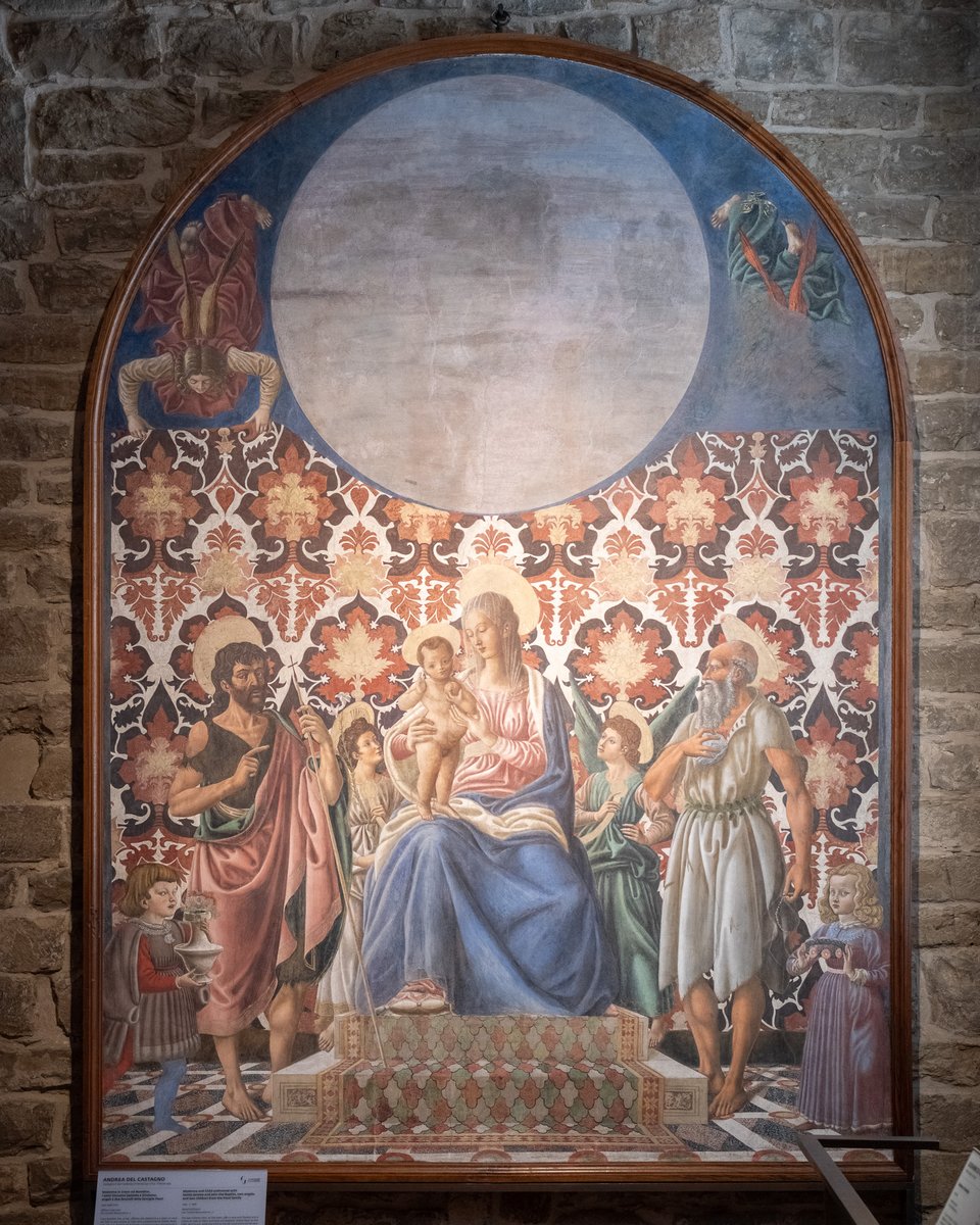 UffiziGalleries's tweet photo. Il celebre affresco Madonna di casa #Pazzi di Andrea del #Castagno fu commissionato per il Castello del Trebbio a Pontassieve, #Firenze, della celebre casata fiorentina.

Ai lati compaiono infatti i piccoli membri della famiglia: Oretta, nata nel 1437, e il fratellino Renato. https://t.co/3DVHxQuVtw
