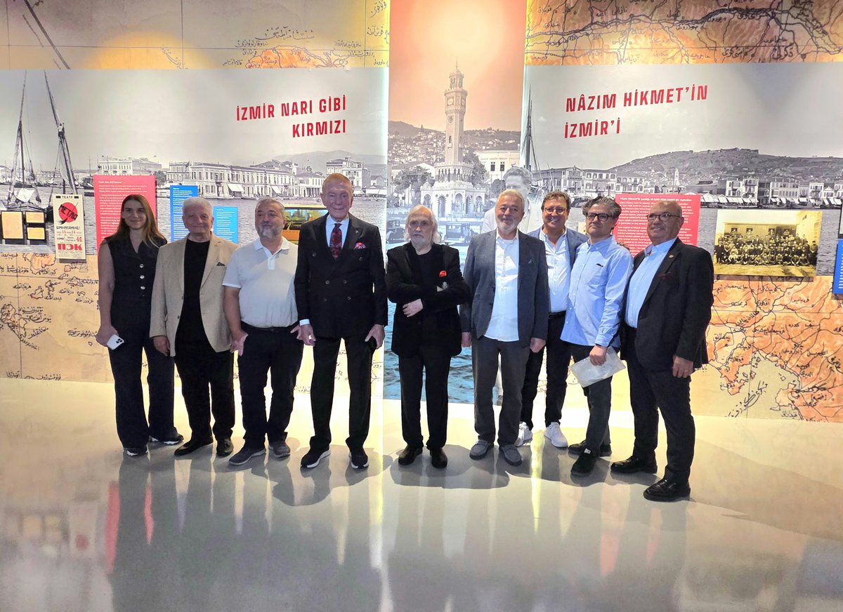 ugurdundarTV's tweet photo. Gırgıriye Müzikali için İzmir'e gelmişken, "Çizgilerle Nazım Hikmet" kitabı nedeniyle değerli arkadaşımız merhum Savaş Dinçel ile zincirlenerek sıkıyönetim zindanına atılan (İlk duruşmada beraat etmişlerdi) sevgili Müjdat Gezen ile birlikte Nazım Hikmet sergisini dolaştık.
İzlenimimi uzun uzun anlatmadan tek sözcükle özetleyeyim:
Muhteşem.
Bu muazzam kültür hizmetinde emeği bulunan herkesi yürekten kutluyorum.