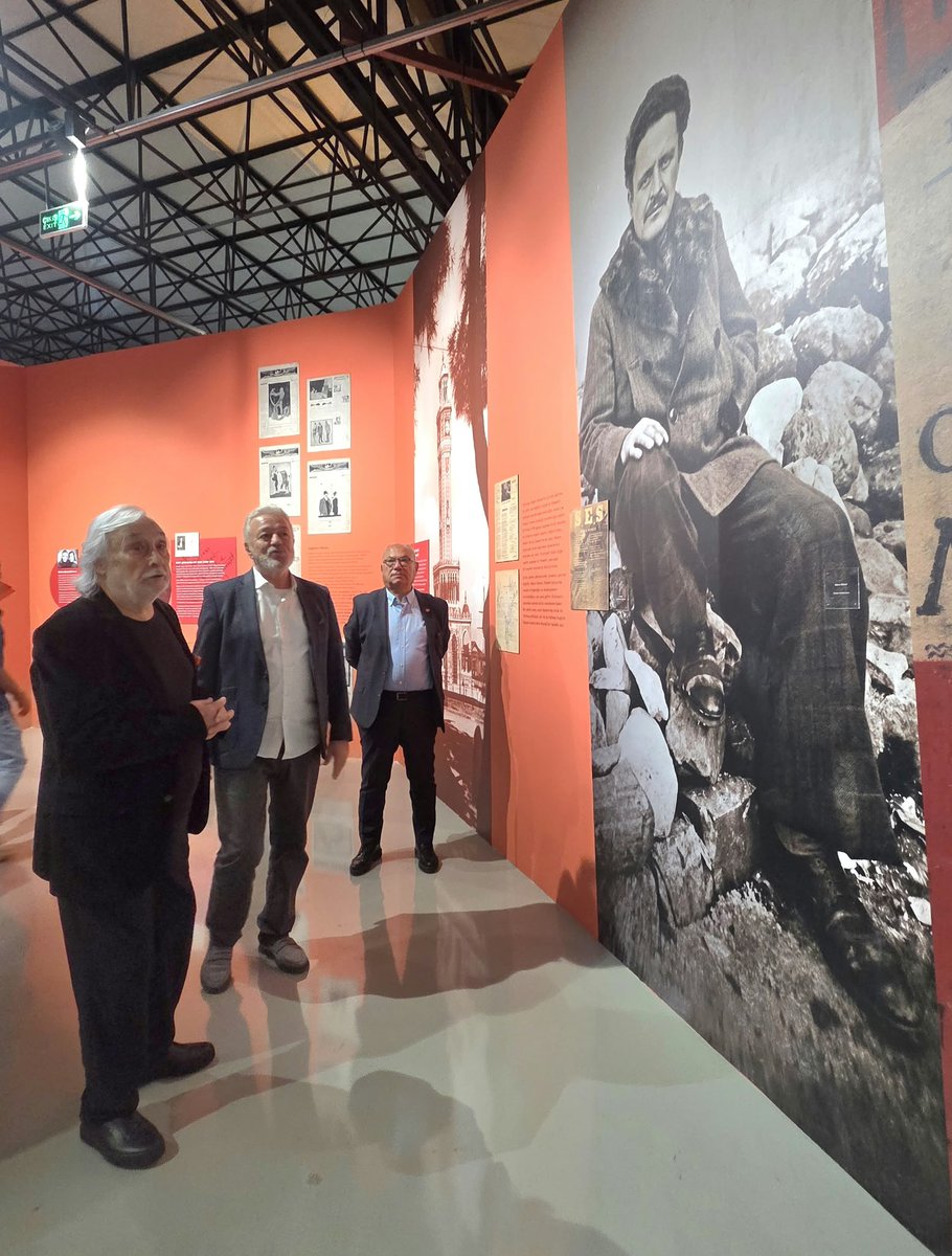 ugurdundarTV's tweet photo. Gırgıriye Müzikali için İzmir'e gelmişken, "Çizgilerle Nazım Hikmet" kitabı nedeniyle değerli arkadaşımız merhum Savaş Dinçel ile zincirlenerek sıkıyönetim zindanına atılan (İlk duruşmada beraat etmişlerdi) sevgili Müjdat Gezen ile birlikte Nazım Hikmet sergisini dolaştık.
İzlenimimi uzun uzun anlatmadan tek sözcükle özetleyeyim:
Muhteşem.
Bu muazzam kültür hizmetinde emeği bulunan herkesi yürekten kutluyorum.