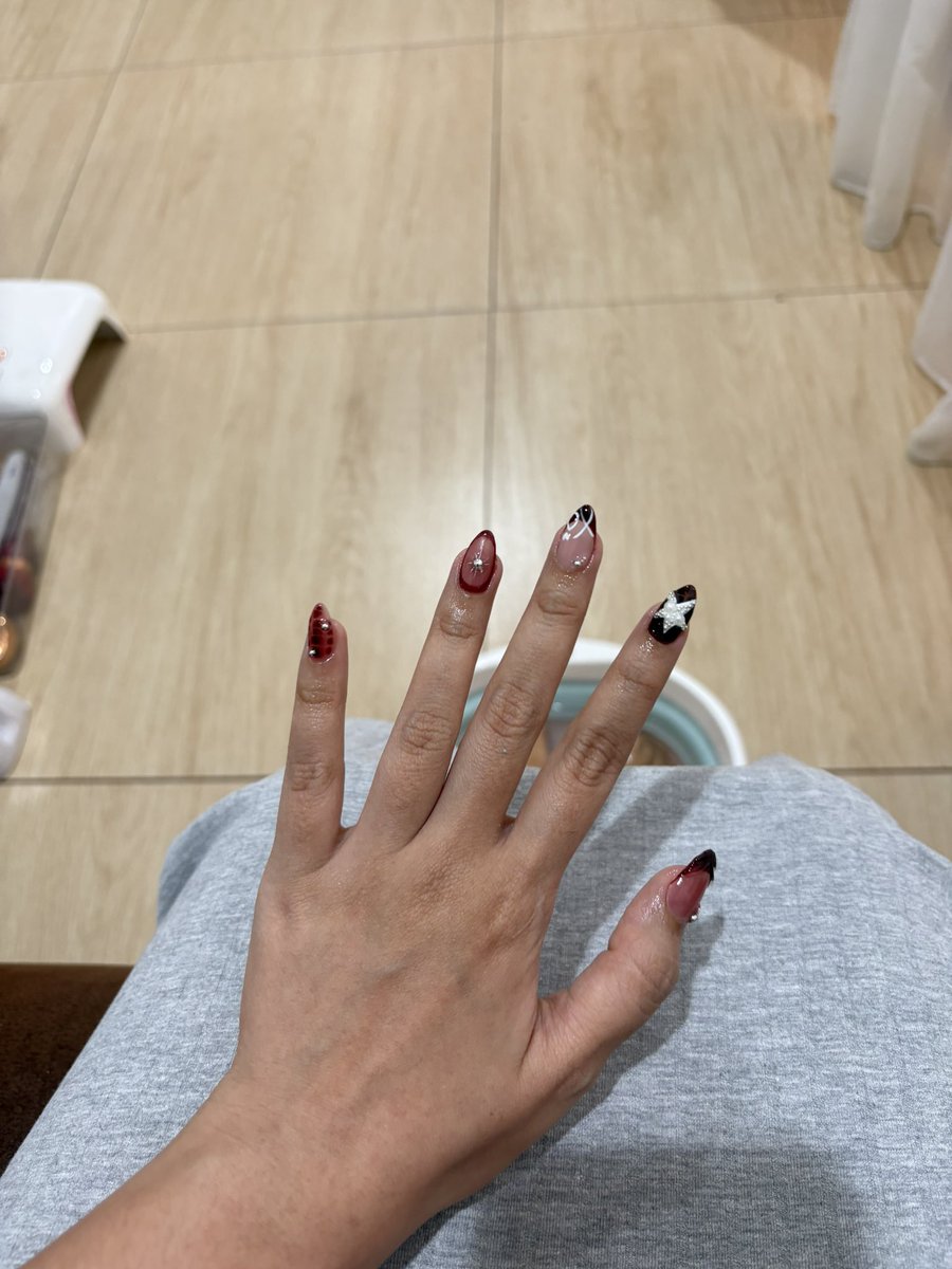 sityaura's tweet photo. walaupun ga bisa nonton udah booking kuku 😅 https://t.co/mazkrjD5D3