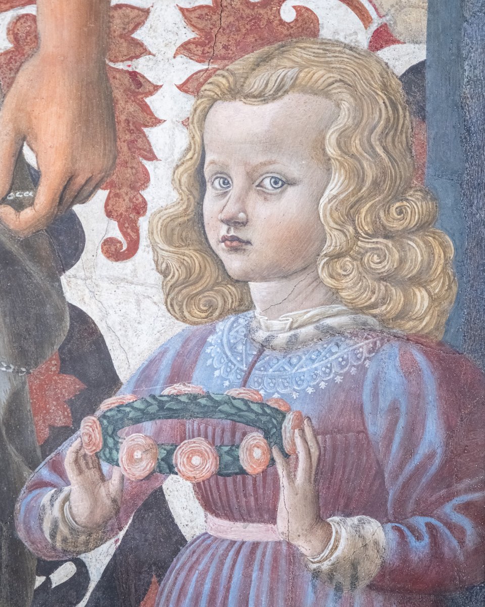 UffiziGalleries's tweet photo. Il celebre affresco Madonna di casa #Pazzi di Andrea del #Castagno fu commissionato per il Castello del Trebbio a Pontassieve, #Firenze, della celebre casata fiorentina.

Ai lati compaiono infatti i piccoli membri della famiglia: Oretta, nata nel 1437, e il fratellino Renato. https://t.co/3DVHxQuVtw