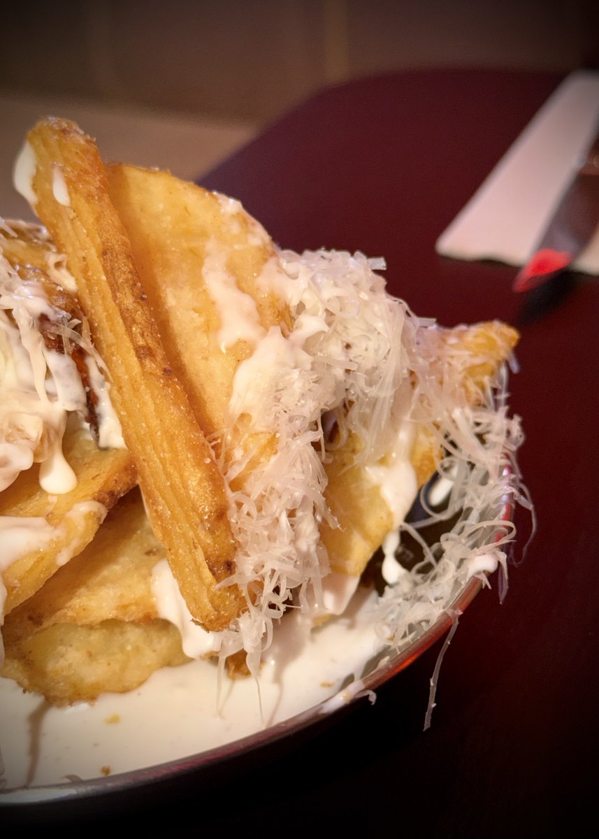 nicolasmaggi87's tweet photo. Muy interesante lo de Flama, nueva propuesta de burgers smashed premium en Pichincha con links a los proyectos Marvel y Sliders. Sube la vara del rubro en varios sentidos: materia prima, ejecución y vocación de servicio. Ah: y unas papas divinas. Fui a probarlas y te cuento. https://t.co/Iz3SWOad9A