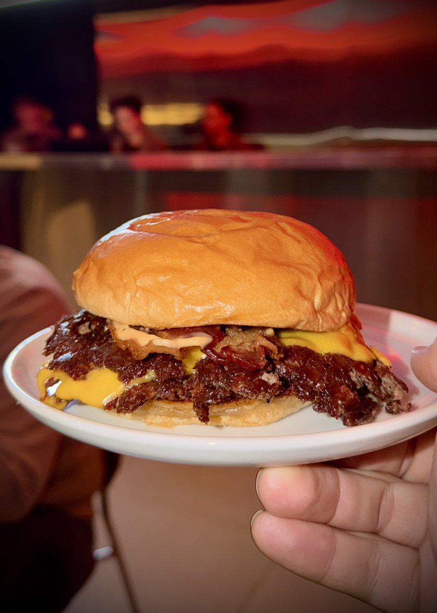 nicolasmaggi87's tweet photo. Muy interesante lo de Flama, nueva propuesta de burgers smashed premium en Pichincha con links a los proyectos Marvel y Sliders. Sube la vara del rubro en varios sentidos: materia prima, ejecución y vocación de servicio. Ah: y unas papas divinas. Fui a probarlas y te cuento. https://t.co/Iz3SWOad9A