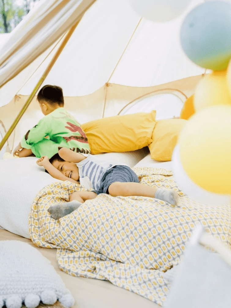 NelsonChalfuy's tweet photo. Just had the best 30 mins building a pillow fort with my kid—we cracked jokes, ate sticky marshmallows, and forgot about work! Parenting win, not the messy clean-up later ， https://t.co/lfu9VF2nMr