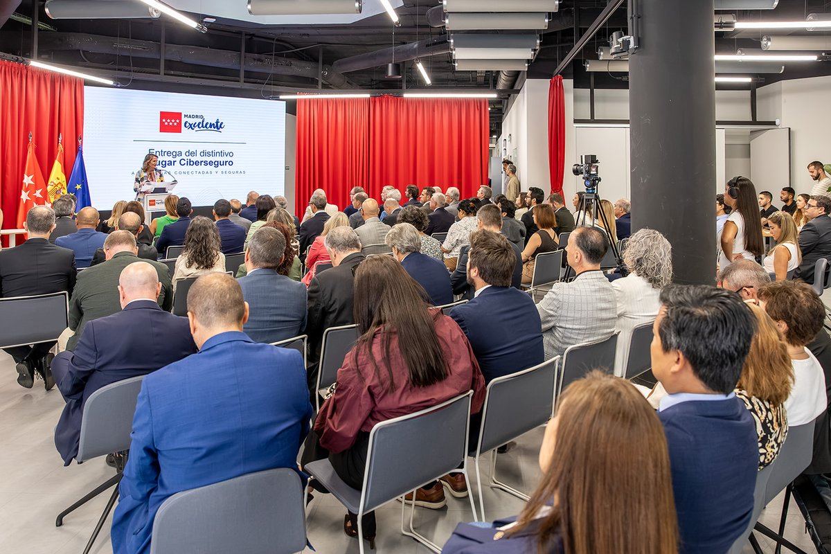 gft_es's tweet photo. GFT España recibe el distintivo @MadridExcelente  – Lugar Ciberseguro.

Un reconocimiento de la Comunidad de Madrid que pone en valor nuestro compromiso con una #ciberseguridad integrada en la estrategia y gestión de la organización.

Oscar Albericio, Director Ejecutivo en GFT Technologies España, recogió el distintivo en nombre de GFT.

Seguimos avanzando hacia una transformación digital más segura y basada en la confianza.

Más información: https://t.co/eiEJGKzHtw

#MadridExcelente #LugarCiberseguro
