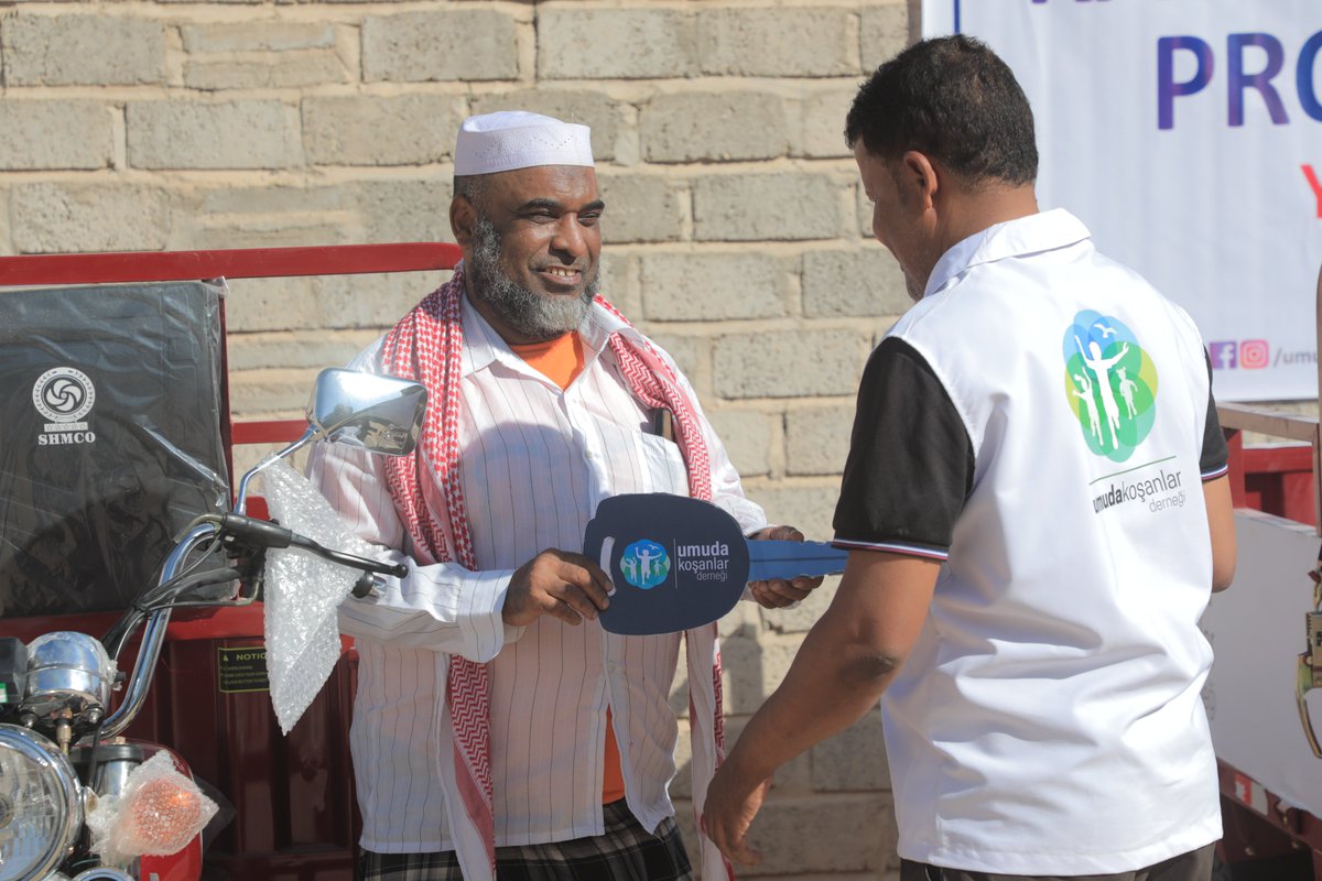 NasSocial_ar's tweet photo. 🛺 Yemen’de 3 Tuk Tuk ile Geçim Desteği

Umuda Koşanlar Derneği desteğiyle Marib ve Hadramut’ta 3 tuk tuk temin edildi. Proje, yeni geçim imkânları oluşturarak ailelerin ekonomik koşullarına katkı sağlamayı amaçlıyor.

#Yemen #GeçimKaynakları #İnsaniYardım https://t.co/5Coy40LvIN