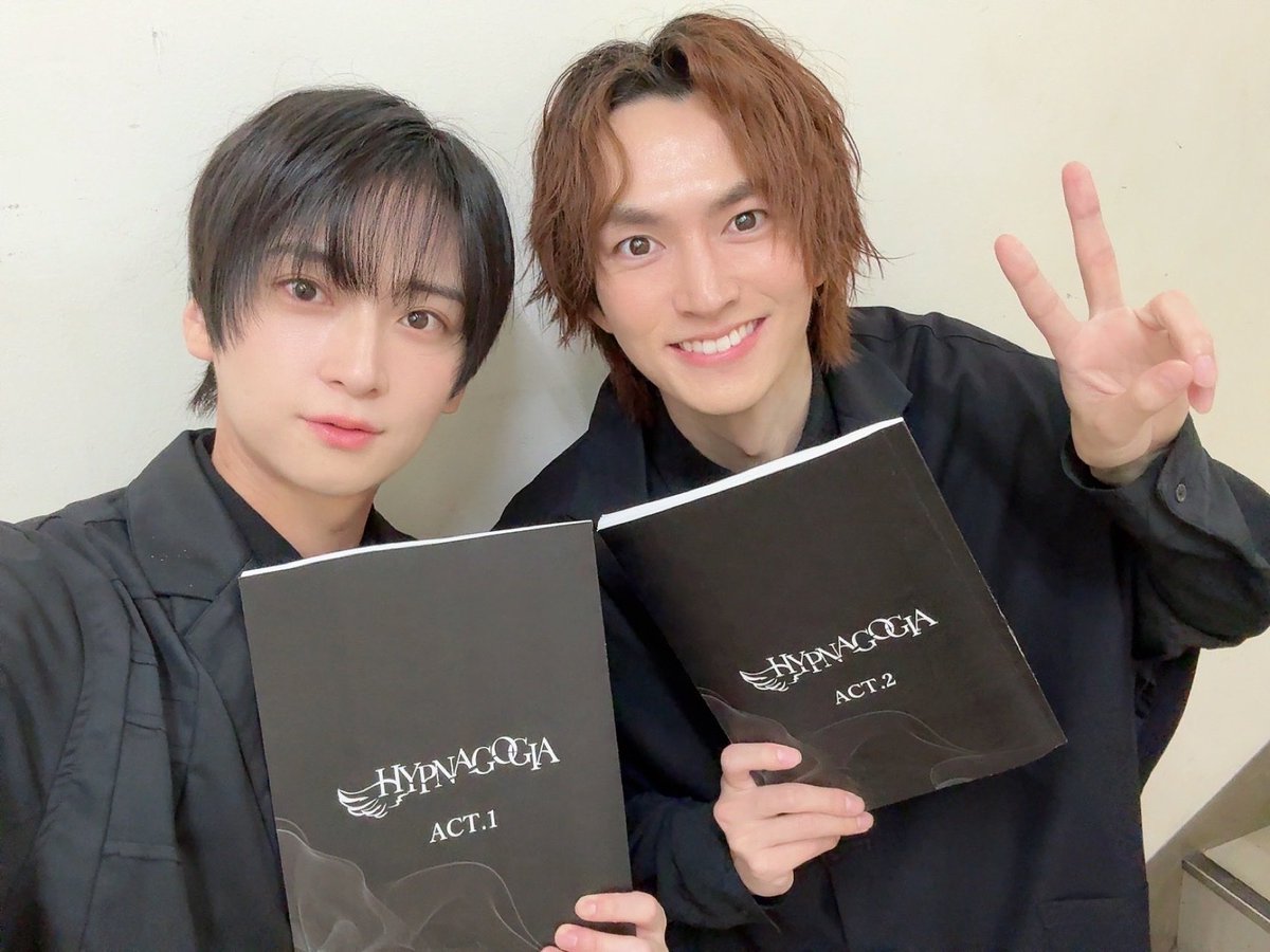 ara_mackey's tweet photo. READING HIGH noir
『HYPNAGOGIA～ヒプナゴギア～』
初日が無事終了致しました！
ご来場頂いた皆さま、ありがとうございました📖

朗読劇、やはり独特の緊張感がありますね。
でも楽しんで読むことが出来ました✨

写真はまーしーと。
ちいかわの魅力気付かせなきゃね。 https://t.co/r9eaDYkZwO