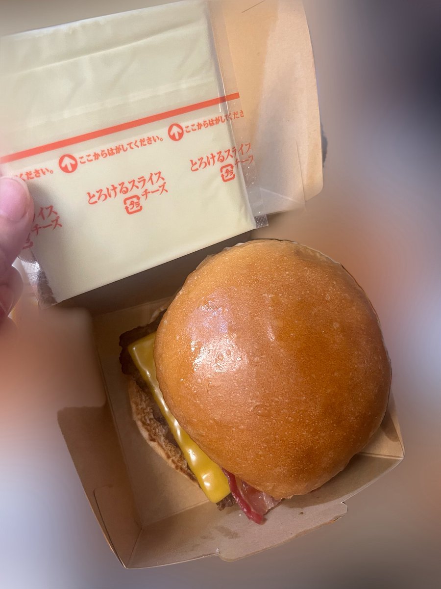 nucocochan's tweet photo. 2回目！
🌕NY月見もっちバーガー／ウェンディーズファーストキッチン🌕

焼き餅が入ってるから、お月見の夜にはコレ！とテイクアウト。さらにスライスチーズをちょい足し。そのせいかわからないけど、あれれ、こんなもんだっけ？となった。ソースの味があまり感じられず。優勝候補だったのに残念。 https://t.co/OrNoDCf3Az