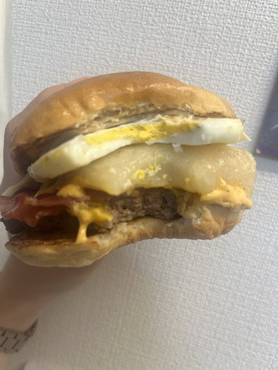 nucocochan's tweet photo. 2回目！
🌕NY月見もっちバーガー／ウェンディーズファーストキッチン🌕

焼き餅が入ってるから、お月見の夜にはコレ！とテイクアウト。さらにスライスチーズをちょい足し。そのせいかわからないけど、あれれ、こんなもんだっけ？となった。ソースの味があまり感じられず。優勝候補だったのに残念。 https://t.co/OrNoDCf3Az