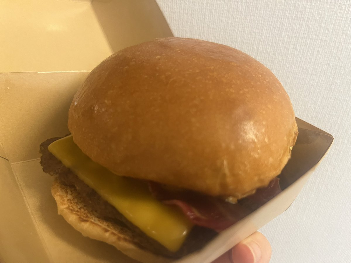 nucocochan's tweet photo. 2回目！
🌕NY月見もっちバーガー／ウェンディーズファーストキッチン🌕

焼き餅が入ってるから、お月見の夜にはコレ！とテイクアウト。さらにスライスチーズをちょい足し。そのせいかわからないけど、あれれ、こんなもんだっけ？となった。ソースの味があまり感じられず。優勝候補だったのに残念。 https://t.co/OrNoDCf3Az