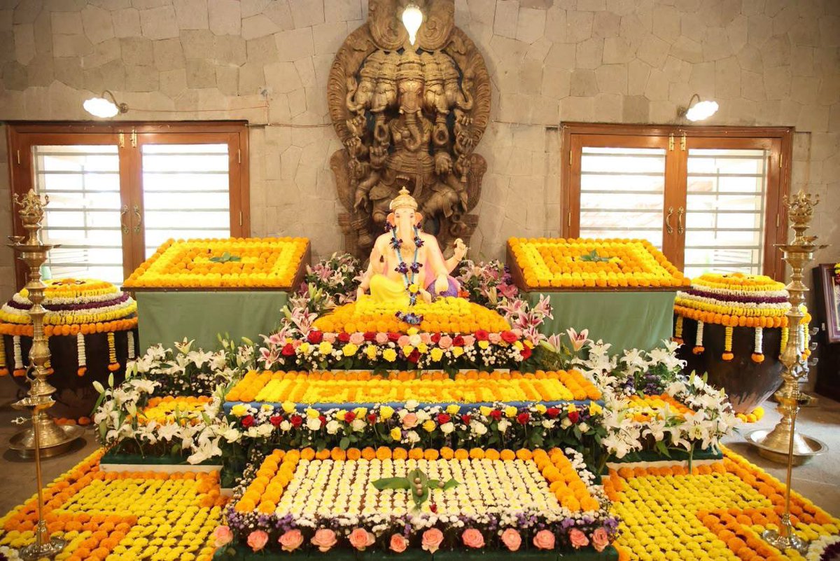 mieknathshinde's tweet photo. 📍 सिंहगड, #पुणे |

गणेशोत्सवानिमित्त आज ज्येष्ठ अभिनेते आणि नाम फाउंडेशनचे सर्वेसर्वा नाना पाटेकर यांच्या पुण्यातील सिंहगड किल्ल्याच्या पायथ्याजवळ असलेल्या नानाच्या वाडीला भेट देऊन तिथे विराजमान झालेल्या श्री गणेशाचे मनोभावे दर्शन घेतले. 

यावेळी राज्यातील दुष्काळी परिस्थिती आणि त्यावर करायच्या विविध उपाययोजना तसेच शेतकऱ्यांना मदत करण्यासाठी नाम फाऊंडेशन आणि महाराष्ट्र शासन यांच्या माध्यमातून काय काय करता येणे शक्य आहे याबाबत आमची सविस्तर चर्चा झाली. 

यावेळी नाना यांचा मुलगा मल्हार पाटेकर, पत्नी नीलकांती पाटेकर तसेच पाटेकर कुटुंबातील अन्य सदस्य तसेच आजूबाजूचे ग्रामस्थ, नानांचे आणि माझे सहकारी उपस्थित होते.

#NanaPatekar #Pune #गणपती #बाप्पा #मोरया #गणेशोत्सव२०२६ #Ganeshotsav2026 #EknathShinde #Maharashtra 
@nanagpatekar
