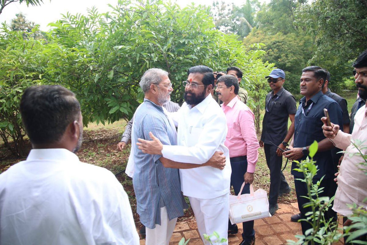 mieknathshinde's tweet photo. 📍 सिंहगड, #पुणे |

गणेशोत्सवानिमित्त आज ज्येष्ठ अभिनेते आणि नाम फाउंडेशनचे सर्वेसर्वा नाना पाटेकर यांच्या पुण्यातील सिंहगड किल्ल्याच्या पायथ्याजवळ असलेल्या नानाच्या वाडीला भेट देऊन तिथे विराजमान झालेल्या श्री गणेशाचे मनोभावे दर्शन घेतले. 

यावेळी राज्यातील दुष्काळी परिस्थिती आणि त्यावर करायच्या विविध उपाययोजना तसेच शेतकऱ्यांना मदत करण्यासाठी नाम फाऊंडेशन आणि महाराष्ट्र शासन यांच्या माध्यमातून काय काय करता येणे शक्य आहे याबाबत आमची सविस्तर चर्चा झाली. 

यावेळी नाना यांचा मुलगा मल्हार पाटेकर, पत्नी नीलकांती पाटेकर तसेच पाटेकर कुटुंबातील अन्य सदस्य तसेच आजूबाजूचे ग्रामस्थ, नानांचे आणि माझे सहकारी उपस्थित होते.

#NanaPatekar #Pune #गणपती #बाप्पा #मोरया #गणेशोत्सव२०२६ #Ganeshotsav2026 #EknathShinde #Maharashtra 
@nanagpatekar