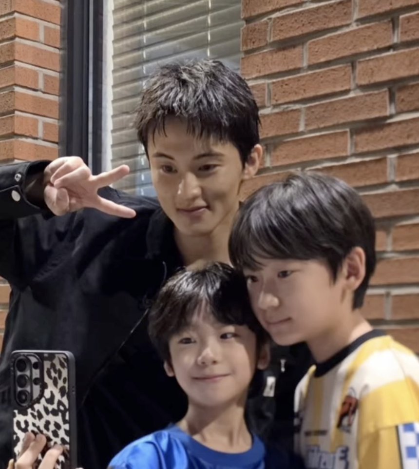 ohmymark826's tweet photo. 마크랑 한번이라도 스치면 다 마크좋아함 
순수한 아가들이 제일 잘 알지 착하고 멋진형아인거 https://t.co/csHNES4ZHD