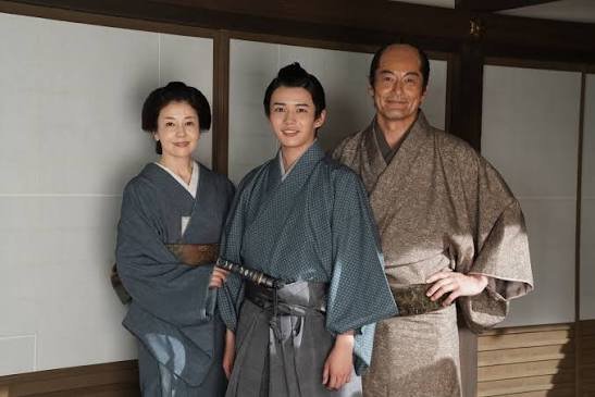 UtVgt93maj's tweet photo. 「木挽町のあだ討ち」
山口馬木也さんは伊納清左衛門役。奥様が沢口靖子さんで息子さんが長尾謙杜さん。
で、友人で奥様の元許嫁があの���辺謙さん。
しかし沢口靖子さんを挟んで渡辺謙さんと馬木也さんというザ・サムライ顔のお二人。
長尾謙杜さんはお母様似かな？
侍タイの関本さんもご出演でした https://t.co/PyJPVZlRrT