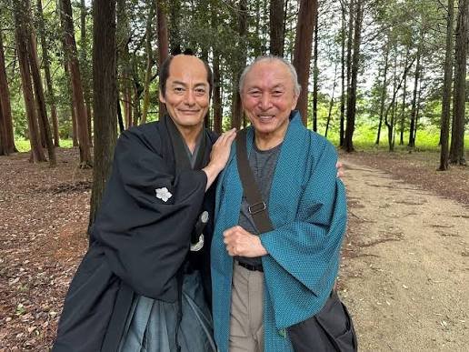 UtVgt93maj's tweet photo. 「木挽町のあだ討ち」
山口馬木也さんは伊納清左衛門役。奥様が沢口靖子さんで息子さんが長尾謙杜さん。
で、友人で奥様の元許嫁があの���辺謙さん。
しかし沢口靖子さんを挟んで渡辺謙さんと馬木也さんというザ・サムライ顔のお二人。
長尾謙杜さんはお母様似かな？
侍タイの関本さんもご出演でした https://t.co/PyJPVZlRrT