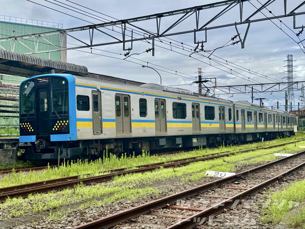 com_train_com's tweet photo. 【観察】側面は私鉄電車っぽいJRの車両

E131系グループの中では異色を放つ1000番台（鶴見線用）。100代区切りが多いE131系の「番台区分」の中でも、現時点で最大番号となっています。

前面は非貫通、車体も東急2020系などに似たストレート車体と、他のE131系とは異なるのも魅力の一つです。

#E131系 https://t.co/t04zFlm8RC