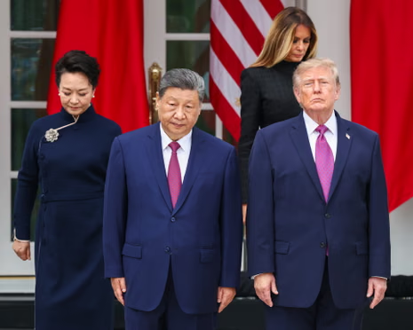 martytaka777's tweet photo. 【米中会談総括】破格の歓待でありながら共同声明がない事態は、今回の会談がパフォーマンスに過ぎなかったことを示している。通常、共同声明の合意事項は事前に官僚間で調整されるものであり、首脳会談の場でゼロから決まるわけではない。つまり、ハナから何かに合意することを目的とした会談ではなかったということだ。対話を継続している姿勢を示し、関係悪化を防ぐポーズを見せること以外に実質的な意義はなかった。
これをもって「米中接近」と見るのは全くの誤りだ。米国の対中強硬姿勢は議会の超党派的合意であり、トランプ大統領もこの路線を変える気はない。ベネズエラの管理、キューバへの圧迫、イランの原油輸出阻止や同国への攻撃、さらにはグリーンランド防衛への関与に至るまで、現在展開されている米国の地政学戦略はすべて「中国の影響力排除」という一点で整合している。米国の安全保障構造を鑑みれば、米中が組むなどということは全くもってあり得ない。これは単なる管理外交が進行中であることのショーだった。つまり、対立する国同士が関係改善や和解を目指すのではなく、対立状態そのものが致命的な衝突に発展しないよう、意図的に管理・抑制されている事を示したショーだったのだ。
