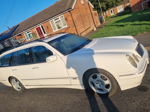 UKClassicCars's tweet photo. Ad: For Sale - Mercedes Benz E240 7seater Estate White Year 2000. For sale READ FULL DESRICPTIO https://t.co/0xLGtsDzJU <<--More #MercedesBenz #E240 https://t.co/QEPXr2TqHc