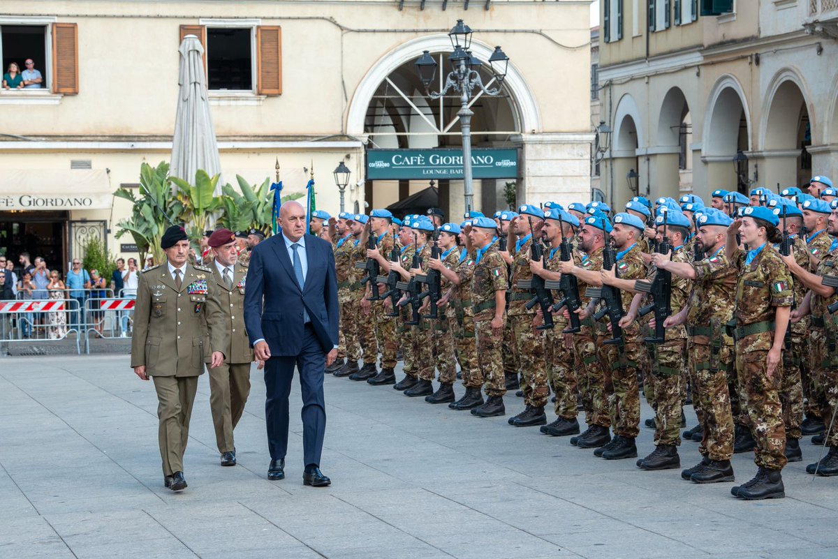 SM_Difesa's tweet photo. 📍Sassari, #25settembre 
Difesa: cerimonia di rientro della Brigata “Sassari” dal Libano

Dal fianco Est della NATO al Medio Oriente, dal Mar Rosso al Sahel fino al Golfo di Guinea: un arco di crisi lungo oltre diecimila chilometri, «al cui centro, geografico e strategico, si trova l’Italia».

È da questa immagine che il Capo di Stato Maggiore della Difesa, Generale Luciano #Portolano, ha scelto di partire per accogliere in Piazza Italia a Sassari, alla presenza del Ministro della Difesa, Onorevole Guido Crosetto, i militari della Brigata “Sassari” rientrati dal Libano, al termine della missione UNIFIL.

Il messaggio è chiaro: «Le crisi non restano più confinate là dove nascono. Contribuire alla stabilità del nostro vicinato significa tutelare l’interesse nazionale».

Un quadro in cui le minacce assumono forme sempre nuove: violazioni dello spazio aereo, incursioni di droni, attacchi a infrastrutture critiche, fino alle operazioni cibernetiche e alla dimensione cognitiva, fatta di disinformazione e manipolazione delle informazioni. «Azioni diverse, ma con un unico scopo: generare paure, sfiducia, polarizzazione e disorientamento, ed erodere dall’interno la coesione delle nostre società».

Nessun allarmismo, ha precisato il Capo di SMD, ma la necessità è «leggere per tempo i segnali, rafforzare la nostra resilienza e contenere, insieme ai nostri alleati, le crisi là dove nascono».

In questa prospettiva si colloca l’impegno italiano in Libano. Il Generale Portolano, che di UNIFIL è stato Comandante e Capo missione, non ha eluso le critiche rivolte alla missione delle Nazioni Unite, presente nel Paese dal 1978: il limite «non è stato nel mandato, chiaro e adeguato, bensì in regole d’ingaggio che hanno ridotto l’efficacia della forza di pace». Invitando a un esercizio di realismo ha detto: «Proviamo a immaginare cosa sarebbe stato il Sud del Libano senza i Caschi Blu, e cosa potrebbe diventare domani senza un adeguato sostegno internazionale».

Un contributo che i Sassarini del contingente Leonte XXXIX hanno reso concreto sul terreno. Di fronte a una rapida ripresa delle ostilità, hanno garantito la continuità della missione, assolto il mandato e sono rimasti accanto alla popolazione libanese, per la quale la “pace” significa tornare al proprio villaggio, riaprire una bottega, mandare i figli a scuola «senza dover contare i giorni di calma», e sapere che la propria sicurezza è affidata «a istituzioni legittime, e non a chi pretende di sostituirsi ad esse con la forza».

Un impegno, ha proseguito il Generale, che ha accresciuto la credibilità dell’Italia presso alleati e partner: «Un riconoscimento che raccolgo di continuo nei consessi internazionali. Il merito è vostro».

Il rientro della Brigata coincide con un momento di svolta. Il mandato UNIFIL si concluderà il prossimo 31 dicembre, ma la comunità internazionale è già al lavoro per evitare vuoti di sicurezza e rafforzare le Forze Armate libanesi. L’Italia continuerà a sostenerle con la missione bilaterale MIBIL e con il Comitato Tecnico Militare per il Libano, che guida dal 2024.

Nel suo intervento, il Generale Portolano, già 40° Comandante della “Sassari”, ha reso omaggio ai Caduti, salutando i familiari del Caporal Maggiore Scelto Gianmarco Manca, caduto in Afghanistan, e del Caporal Maggiore Scelto Alessandro Pibiri, caduto in Iraq: «Non potrò mai dimenticare lo strazio di quei momenti, nei quali da Comandante ho dovuto comunicare di persona che un loro caro non avrebbe più fatto ritorno a casa».

Infine, dopo aver ringraziato il Comandante della Sassari, Generale di Brigata Andrea Fraticelli, e tutto il personale del contingente delle Forze Armate e dell’Arma dei Carabinieri, il Capo di SMD si è rivolto ai “suoi” Dimonios unendosi al grido “FORZA PARIS”.

#ForzrArmate🇮🇹  #UnaForzaperilPaese