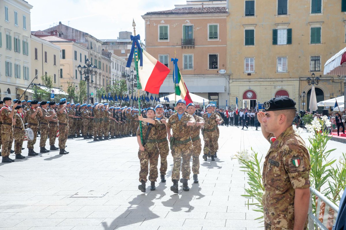 SM_Difesa's tweet photo. 📍Sassari, #25settembre 
Difesa: cerimonia di rientro della Brigata “Sassari” dal Libano

Dal fianco Est della NATO al Medio Oriente, dal Mar Rosso al Sahel fino al Golfo di Guinea: un arco di crisi lungo oltre diecimila chilometri, «al cui centro, geografico e strategico, si trova l’Italia».

È da questa immagine che il Capo di Stato Maggiore della Difesa, Generale Luciano #Portolano, ha scelto di partire per accogliere in Piazza Italia a Sassari, alla presenza del Ministro della Difesa, Onorevole Guido Crosetto, i militari della Brigata “Sassari” rientrati dal Libano, al termine della missione UNIFIL.

Il messaggio è chiaro: «Le crisi non restano più confinate là dove nascono. Contribuire alla stabilità del nostro vicinato significa tutelare l’interesse nazionale».

Un quadro in cui le minacce assumono forme sempre nuove: violazioni dello spazio aereo, incursioni di droni, attacchi a infrastrutture critiche, fino alle operazioni cibernetiche e alla dimensione cognitiva, fatta di disinformazione e manipolazione delle informazioni. «Azioni diverse, ma con un unico scopo: generare paure, sfiducia, polarizzazione e disorientamento, ed erodere dall’interno la coesione delle nostre società».

Nessun allarmismo, ha precisato il Capo di SMD, ma la necessità è «leggere per tempo i segnali, rafforzare la nostra resilienza e contenere, insieme ai nostri alleati, le crisi là dove nascono».

In questa prospettiva si colloca l’impegno italiano in Libano. Il Generale Portolano, che di UNIFIL è stato Comandante e Capo missione, non ha eluso le critiche rivolte alla missione delle Nazioni Unite, presente nel Paese dal 1978: il limite «non è stato nel mandato, chiaro e adeguato, bensì in regole d’ingaggio che hanno ridotto l’efficacia della forza di pace». Invitando a un esercizio di realismo ha detto: «Proviamo a immaginare cosa sarebbe stato il Sud del Libano senza i Caschi Blu, e cosa potrebbe diventare domani senza un adeguato sostegno internazionale».

Un contributo che i Sassarini del contingente Leonte XXXIX hanno reso concreto sul terreno. Di fronte a una rapida ripresa delle ostilità, hanno garantito la continuità della missione, assolto il mandato e sono rimasti accanto alla popolazione libanese, per la quale la “pace” significa tornare al proprio villaggio, riaprire una bottega, mandare i figli a scuola «senza dover contare i giorni di calma», e sapere che la propria sicurezza è affidata «a istituzioni legittime, e non a chi pretende di sostituirsi ad esse con la forza».

Un impegno, ha proseguito il Generale, che ha accresciuto la credibilità dell’Italia presso alleati e partner: «Un riconoscimento che raccolgo di continuo nei consessi internazionali. Il merito è vostro».

Il rientro della Brigata coincide con un momento di svolta. Il mandato UNIFIL si concluderà il prossimo 31 dicembre, ma la comunità internazionale è già al lavoro per evitare vuoti di sicurezza e rafforzare le Forze Armate libanesi. L’Italia continuerà a sostenerle con la missione bilaterale MIBIL e con il Comitato Tecnico Militare per il Libano, che guida dal 2024.

Nel suo intervento, il Generale Portolano, già 40° Comandante della “Sassari”, ha reso omaggio ai Caduti, salutando i familiari del Caporal Maggiore Scelto Gianmarco Manca, caduto in Afghanistan, e del Caporal Maggiore Scelto Alessandro Pibiri, caduto in Iraq: «Non potrò mai dimenticare lo strazio di quei momenti, nei quali da Comandante ho dovuto comunicare di persona che un loro caro non avrebbe più fatto ritorno a casa».

Infine, dopo aver ringraziato il Comandante della Sassari, Generale di Brigata Andrea Fraticelli, e tutto il personale del contingente delle Forze Armate e dell’Arma dei Carabinieri, il Capo di SMD si è rivolto ai “suoi” Dimonios unendosi al grido “FORZA PARIS”.

#ForzrArmate🇮🇹  #UnaForzaperilPaese
