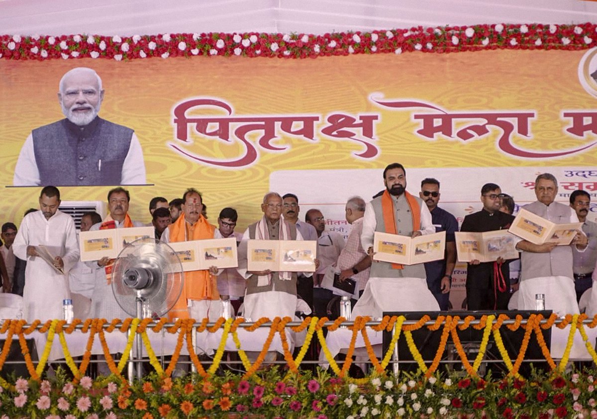 VijayKChy's tweet photo. गयाजी की पावन धरती पर आज माननीय मुख्यमंत्री श्री @samrat4bjp जी के साथ विष्णुपद मंदिर में पूजा-अर्चना कर प्रदेशवासियों के सुख, शांति एवं समृद्धि की मंगलकामना की।

पितृपक्ष के इस पावन अवसर पर सभी पर भगवान विष्णु की कृपा बनी रहे।
#pitrupaksha #पितृपक्ष #GayaJi #VishnupadMandir #bihar 

@Jduonline