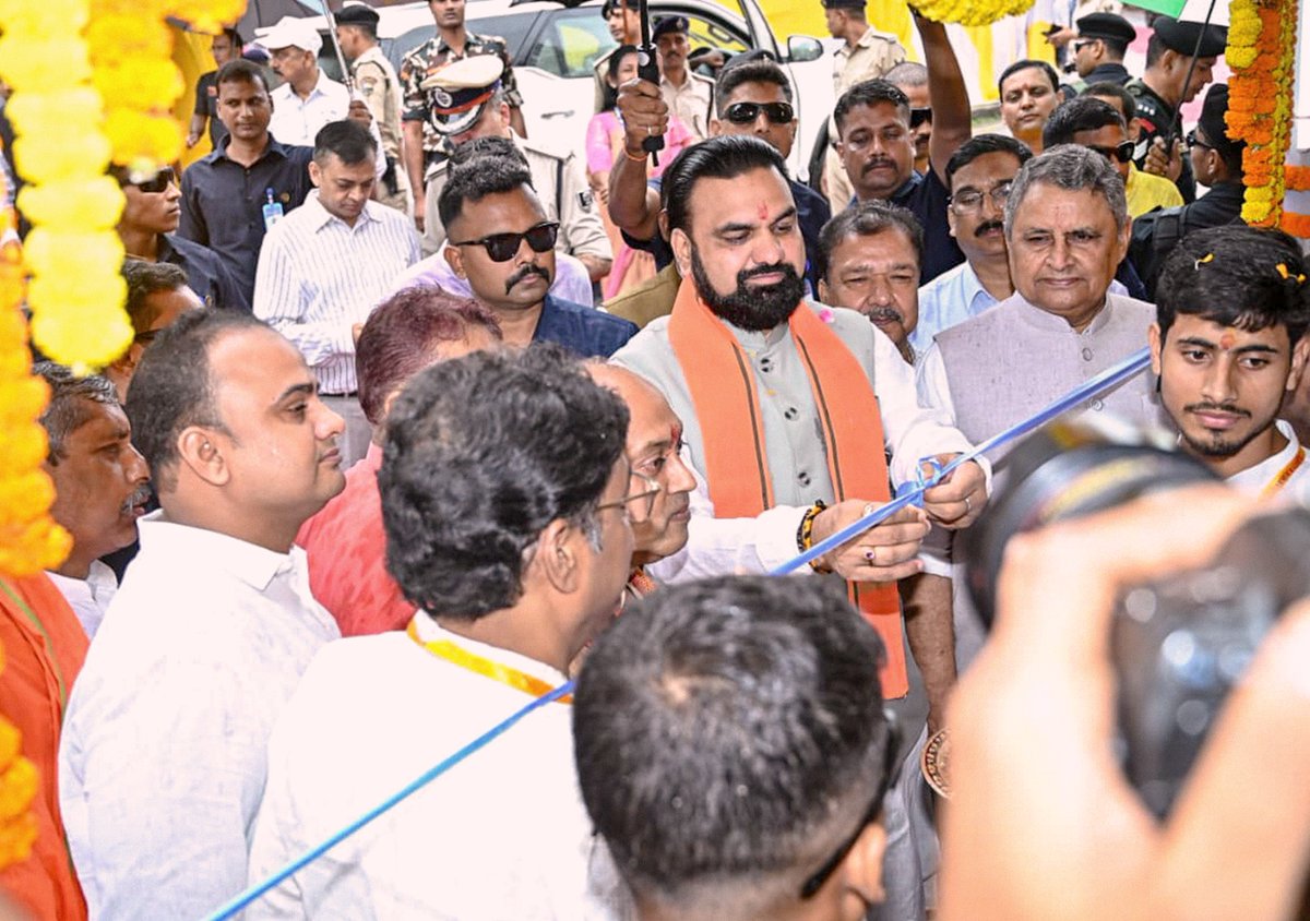 VijayKChy's tweet photo. गयाजी की पावन धरती पर आज माननीय मुख्यमंत्री श्री @samrat4bjp जी के साथ विष्णुपद मंदिर में पूजा-अर्चना कर प्रदेशवासियों के सुख, शांति एवं समृद्धि की मंगलकामना की।

पितृपक्ष के इस पावन अवसर पर सभी पर भगवान विष्णु की कृपा बनी रहे।
#pitrupaksha #पितृपक्ष #GayaJi #VishnupadMandir #bihar 

@Jduonline