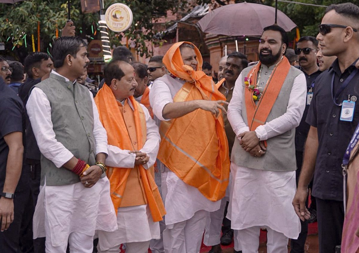 VijayKChy's tweet photo. गयाजी की पावन धरती पर आज माननीय मुख्यमंत्री श्री @samrat4bjp जी के साथ विष्णुपद मंदिर में पूजा-अर्चना कर प्रदेशवासियों के सुख, शांति एवं समृद्धि की मंगलकामना की।

पितृपक्ष के इस पावन अवसर पर सभी पर भगवान विष्णु की कृपा बनी रहे।
#pitrupaksha #पितृपक्ष #GayaJi #VishnupadMandir #bihar 

@Jduonline
