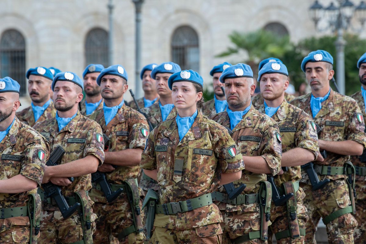 SM_Difesa's tweet photo. 📍Sassari, #25settembre 
Difesa: cerimonia di rientro della Brigata “Sassari” dal Libano

Dal fianco Est della NATO al Medio Oriente, dal Mar Rosso al Sahel fino al Golfo di Guinea: un arco di crisi lungo oltre diecimila chilometri, «al cui centro, geografico e strategico, si trova l’Italia».

È da questa immagine che il Capo di Stato Maggiore della Difesa, Generale Luciano #Portolano, ha scelto di partire per accogliere in Piazza Italia a Sassari, alla presenza del Ministro della Difesa, Onorevole Guido Crosetto, i militari della Brigata “Sassari” rientrati dal Libano, al termine della missione UNIFIL.

Il messaggio è chiaro: «Le crisi non restano più confinate là dove nascono. Contribuire alla stabilità del nostro vicinato significa tutelare l’interesse nazionale».

Un quadro in cui le minacce assumono forme sempre nuove: violazioni dello spazio aereo, incursioni di droni, attacchi a infrastrutture critiche, fino alle operazioni cibernetiche e alla dimensione cognitiva, fatta di disinformazione e manipolazione delle informazioni. «Azioni diverse, ma con un unico scopo: generare paure, sfiducia, polarizzazione e disorientamento, ed erodere dall’interno la coesione delle nostre società».

Nessun allarmismo, ha precisato il Capo di SMD, ma la necessità è «leggere per tempo i segnali, rafforzare la nostra resilienza e contenere, insieme ai nostri alleati, le crisi là dove nascono».

In questa prospettiva si colloca l’impegno italiano in Libano. Il Generale Portolano, che di UNIFIL è stato Comandante e Capo missione, non ha eluso le critiche rivolte alla missione delle Nazioni Unite, presente nel Paese dal 1978: il limite «non è stato nel mandato, chiaro e adeguato, bensì in regole d’ingaggio che hanno ridotto l’efficacia della forza di pace». Invitando a un esercizio di realismo ha detto: «Proviamo a immaginare cosa sarebbe stato il Sud del Libano senza i Caschi Blu, e cosa potrebbe diventare domani senza un adeguato sostegno internazionale».

Un contributo che i Sassarini del contingente Leonte XXXIX hanno reso concreto sul terreno. Di fronte a una rapida ripresa delle ostilità, hanno garantito la continuità della missione, assolto il mandato e sono rimasti accanto alla popolazione libanese, per la quale la “pace” significa tornare al proprio villaggio, riaprire una bottega, mandare i figli a scuola «senza dover contare i giorni di calma», e sapere che la propria sicurezza è affidata «a istituzioni legittime, e non a chi pretende di sostituirsi ad esse con la forza».

Un impegno, ha proseguito il Generale, che ha accresciuto la credibilità dell’Italia presso alleati e partner: «Un riconoscimento che raccolgo di continuo nei consessi internazionali. Il merito è vostro».

Il rientro della Brigata coincide con un momento di svolta. Il mandato UNIFIL si concluderà il prossimo 31 dicembre, ma la comunità internazionale è già al lavoro per evitare vuoti di sicurezza e rafforzare le Forze Armate libanesi. L’Italia continuerà a sostenerle con la missione bilaterale MIBIL e con il Comitato Tecnico Militare per il Libano, che guida dal 2024.

Nel suo intervento, il Generale Portolano, già 40° Comandante della “Sassari”, ha reso omaggio ai Caduti, salutando i familiari del Caporal Maggiore Scelto Gianmarco Manca, caduto in Afghanistan, e del Caporal Maggiore Scelto Alessandro Pibiri, caduto in Iraq: «Non potrò mai dimenticare lo strazio di quei momenti, nei quali da Comandante ho dovuto comunicare di persona che un loro caro non avrebbe più fatto ritorno a casa».

Infine, dopo aver ringraziato il Comandante della Sassari, Generale di Brigata Andrea Fraticelli, e tutto il personale del contingente delle Forze Armate e dell’Arma dei Carabinieri, il Capo di SMD si è rivolto ai “suoi” Dimonios unendosi al grido “FORZA PARIS”.

#ForzrArmate🇮🇹  #UnaForzaperilPaese