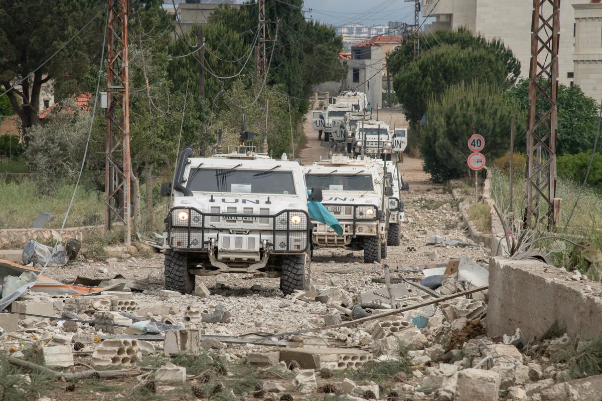 SM_Difesa's tweet photo. 📍Sassari, #25settembre 
Difesa: cerimonia di rientro della Brigata “Sassari” dal Libano

Dal fianco Est della NATO al Medio Oriente, dal Mar Rosso al Sahel fino al Golfo di Guinea: un arco di crisi lungo oltre diecimila chilometri, «al cui centro, geografico e strategico, si trova l’Italia».

È da questa immagine che il Capo di Stato Maggiore della Difesa, Generale Luciano #Portolano, ha scelto di partire per accogliere in Piazza Italia a Sassari, alla presenza del Ministro della Difesa, Onorevole Guido Crosetto, i militari della Brigata “Sassari” rientrati dal Libano, al termine della missione UNIFIL.

Il messaggio è chiaro: «Le crisi non restano più confinate là dove nascono. Contribuire alla stabilità del nostro vicinato significa tutelare l’interesse nazionale».

Un quadro in cui le minacce assumono forme sempre nuove: violazioni dello spazio aereo, incursioni di droni, attacchi a infrastrutture critiche, fino alle operazioni cibernetiche e alla dimensione cognitiva, fatta di disinformazione e manipolazione delle informazioni. «Azioni diverse, ma con un unico scopo: generare paure, sfiducia, polarizzazione e disorientamento, ed erodere dall’interno la coesione delle nostre società».

Nessun allarmismo, ha precisato il Capo di SMD, ma la necessità è «leggere per tempo i segnali, rafforzare la nostra resilienza e contenere, insieme ai nostri alleati, le crisi là dove nascono».

In questa prospettiva si colloca l’impegno italiano in Libano. Il Generale Portolano, che di UNIFIL è stato Comandante e Capo missione, non ha eluso le critiche rivolte alla missione delle Nazioni Unite, presente nel Paese dal 1978: il limite «non è stato nel mandato, chiaro e adeguato, bensì in regole d’ingaggio che hanno ridotto l’efficacia della forza di pace». Invitando a un esercizio di realismo ha detto: «Proviamo a immaginare cosa sarebbe stato il Sud del Libano senza i Caschi Blu, e cosa potrebbe diventare domani senza un adeguato sostegno internazionale».

Un contributo che i Sassarini del contingente Leonte XXXIX hanno reso concreto sul terreno. Di fronte a una rapida ripresa delle ostilità, hanno garantito la continuità della missione, assolto il mandato e sono rimasti accanto alla popolazione libanese, per la quale la “pace” significa tornare al proprio villaggio, riaprire una bottega, mandare i figli a scuola «senza dover contare i giorni di calma», e sapere che la propria sicurezza è affidata «a istituzioni legittime, e non a chi pretende di sostituirsi ad esse con la forza».

Un impegno, ha proseguito il Generale, che ha accresciuto la credibilità dell’Italia presso alleati e partner: «Un riconoscimento che raccolgo di continuo nei consessi internazionali. Il merito è vostro».

Il rientro della Brigata coincide con un momento di svolta. Il mandato UNIFIL si concluderà il prossimo 31 dicembre, ma la comunità internazionale è già al lavoro per evitare vuoti di sicurezza e rafforzare le Forze Armate libanesi. L’Italia continuerà a sostenerle con la missione bilaterale MIBIL e con il Comitato Tecnico Militare per il Libano, che guida dal 2024.

Nel suo intervento, il Generale Portolano, già 40° Comandante della “Sassari”, ha reso omaggio ai Caduti, salutando i familiari del Caporal Maggiore Scelto Gianmarco Manca, caduto in Afghanistan, e del Caporal Maggiore Scelto Alessandro Pibiri, caduto in Iraq: «Non potrò mai dimenticare lo strazio di quei momenti, nei quali da Comandante ho dovuto comunicare di persona che un loro caro non avrebbe più fatto ritorno a casa».

Infine, dopo aver ringraziato il Comandante della Sassari, Generale di Brigata Andrea Fraticelli, e tutto il personale del contingente delle Forze Armate e dell’Arma dei Carabinieri, il Capo di SMD si è rivolto ai “suoi” Dimonios unendosi al grido “FORZA PARIS”.

#ForzrArmate🇮🇹  #UnaForzaperilPaese