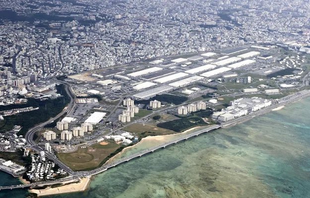 fm21wannuumui's tweet photo. 【米軍も標的に】
実在の会社名、代表者氏名を偽り
爆破予告を繰り返す犯人が
23日、米国総領事館・米国大使館
嘉手納飛行場・キャンプハンセン
キャンプ瑞慶覧・キャンプシュワブ
キャンプコートニー・ホワイトビーチ
キャンプフォースター
キャンプキンザー・普天間飛行場
トリイ通信施設を爆破して
アメリカ人を1人でも多く⚫️す。
と⚫️害予告メールを某所に
送りつけてきました。
これでこの問題は、国内のみならず
米国をも巻き込む事になり、
米国の対応が注目されます。
もちろん基地のセキュリティレベルは
上げられるでしょう。
また26・27日の那覇発のフライト便
の具体的便名を挙げて航空機の
爆破予告もしています。
一刻も早く犯人を検挙し、
背後関係や動機を明らかにすべきです。

※トリイ通信施設はグリンベレーが
　駐留している基地。
