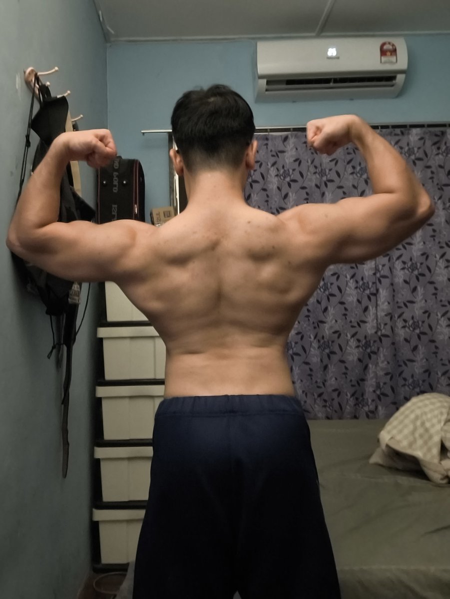 Baggins013's tweet photo. Wake me up when biceptember ends 💪 (ft. Lat spread) https://t.co/bB2Kr1pjAa