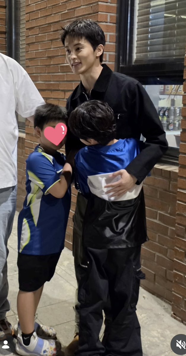 ohmymark826's tweet photo. 마크랑 한번이라도 스치면 다 마크좋아함 
순수한 아가들이 제일 잘 알지 착하고 멋진형아인거 https://t.co/csHNES4ZHD