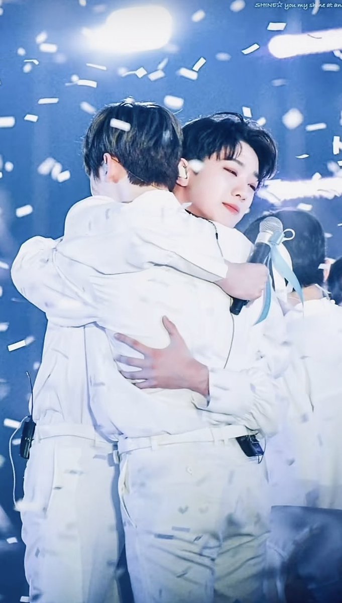 wannasni807's tweet photo. 난 아직도 워너원 해체콘 안본다 진짜 보자마자 펑펑 울것같아서 보기 너무 힘들어서 못보는게 아니라 안보는거다 https://t.co/9Gj9Fa6o0L